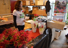 In de schuur werden mooie arrangementen gemaakt